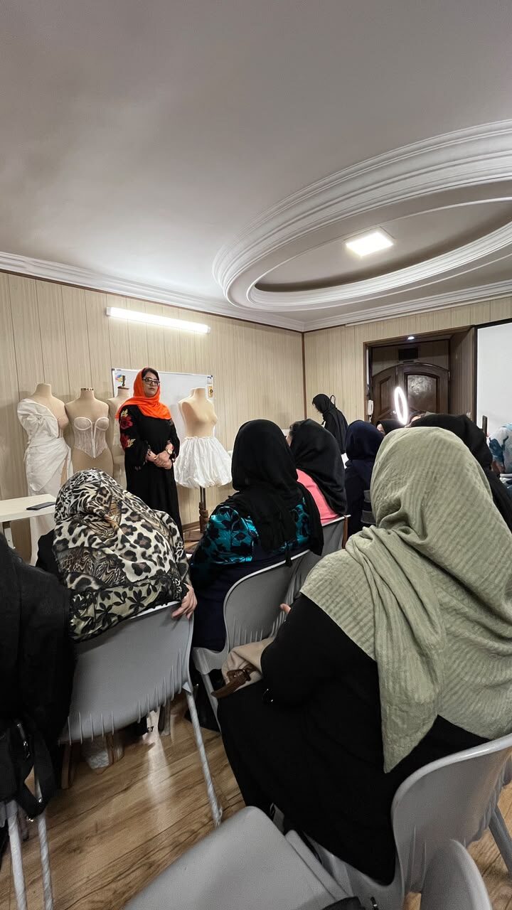 کلاس در حال برگزاری در آموزشگاه خیاطی خلاق مشهد