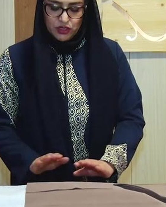 اتوی پارچه روی میز پیش از برش، فریم درس اتوکاری آموزشگاه خیاطی خلاق