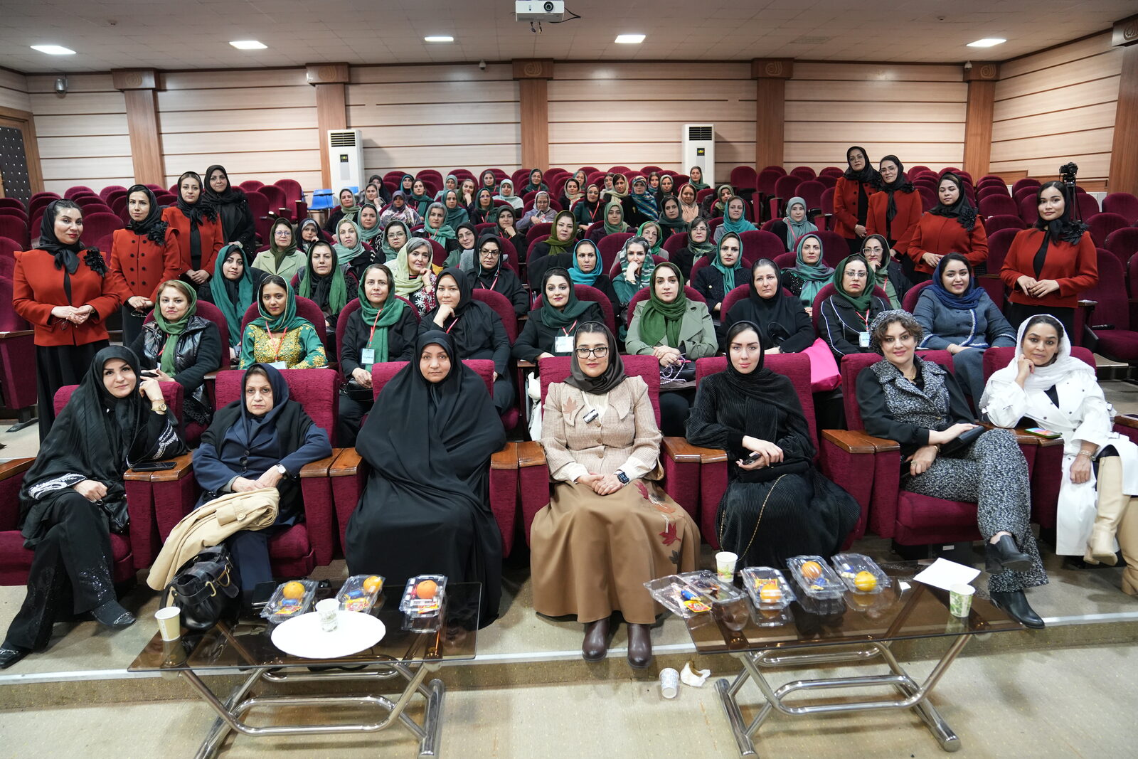 سالن پر از شرکت‌کنندگان همایش آموزشگاه خلاق در مشهد