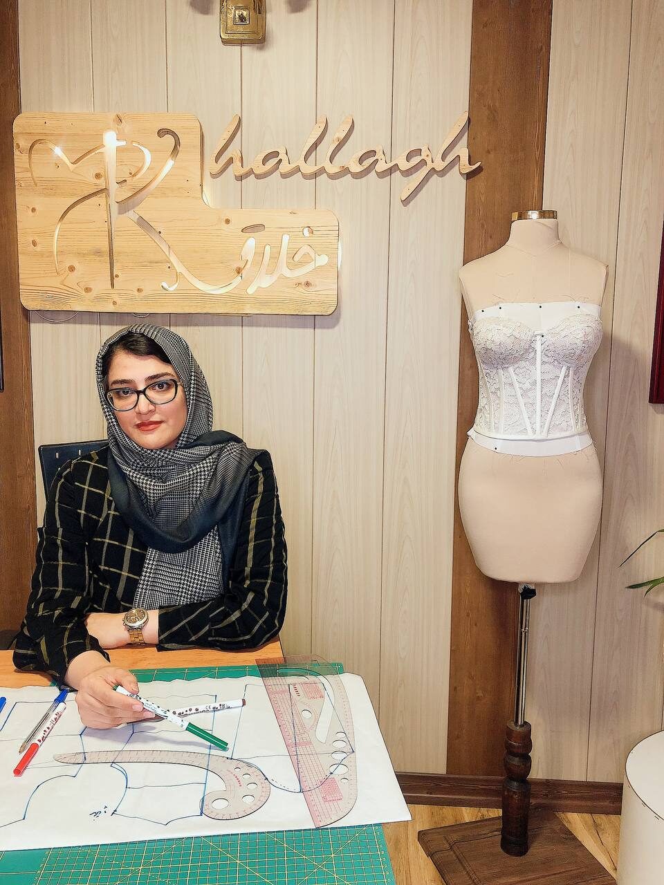 ملیحه ظریفیان در حال رسم الگو در آموزشگاه خلاق