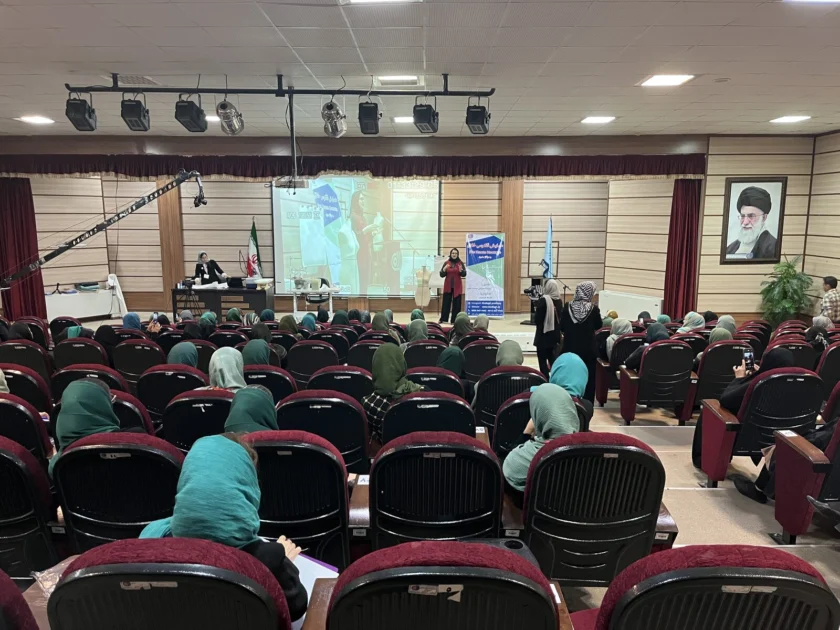 سالن همایش آموزشگاه خلاق با شرکت‌کنندگان از سراسر کشور