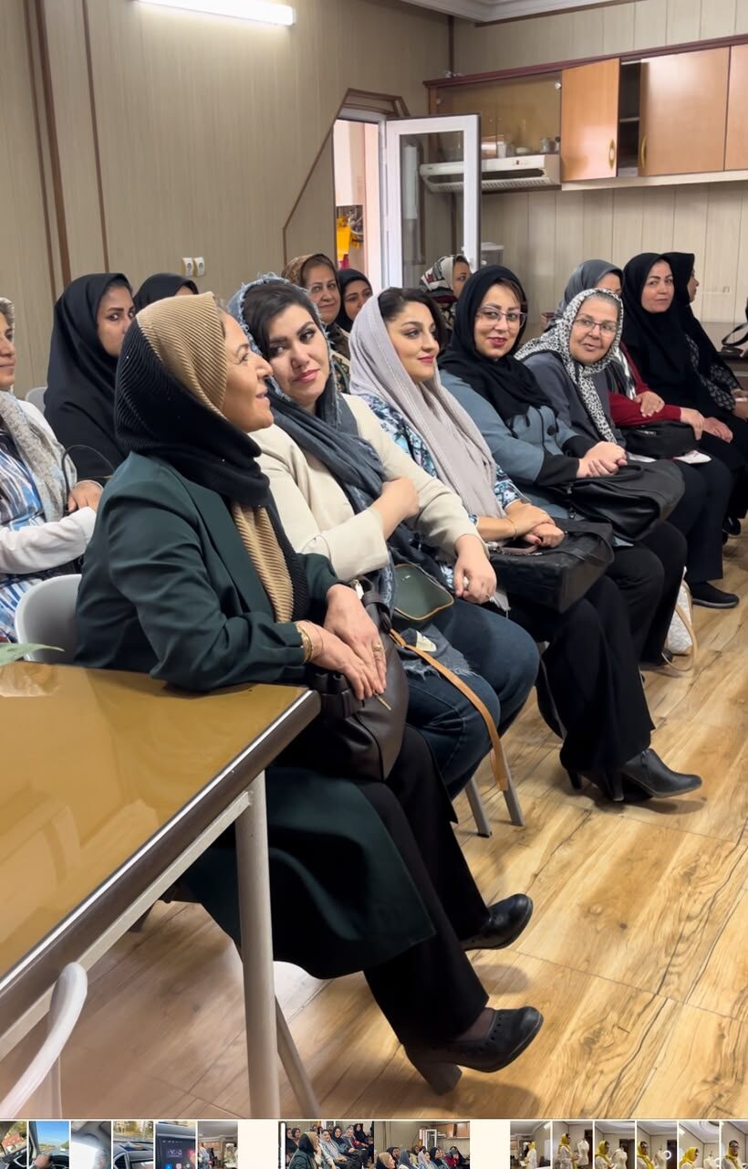 هنرجویان در کلاس حضوری آموزشگاه خیاطی خلاق مشهد