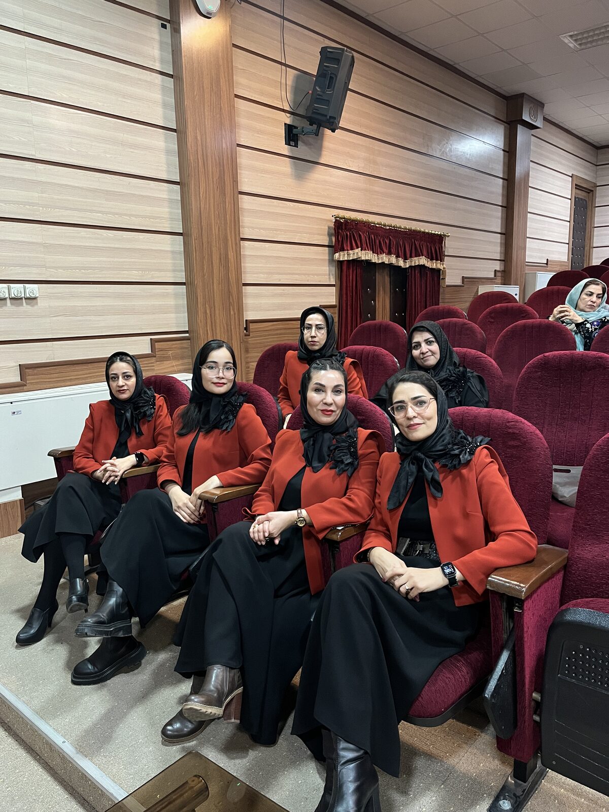 هنرجویان آموزشگاه خلاق در همایش