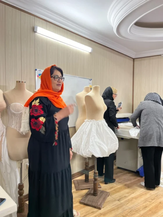 تدریس کنار مانکن و کار عملی هنرجویان