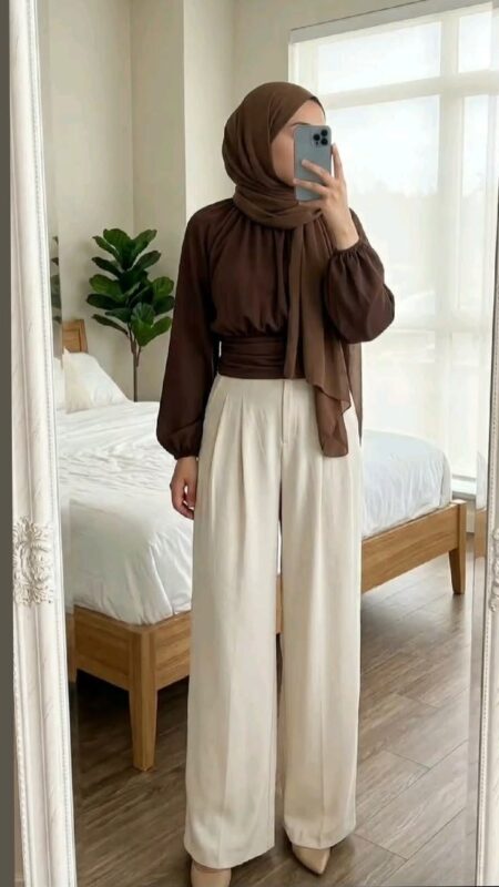 بلوز قهوه‌ای با کمر جمع روی شلوار گشاد شیری و شال قهوه‌ای، استایل پینترستی با شلوار